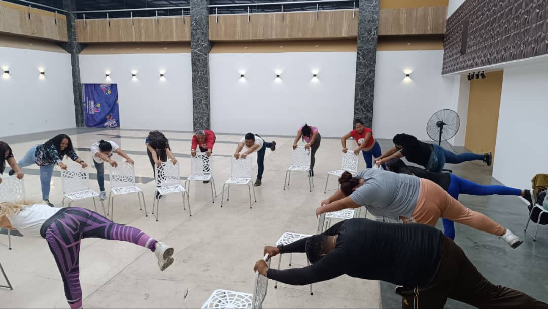 Clase de Yoga con sillas
